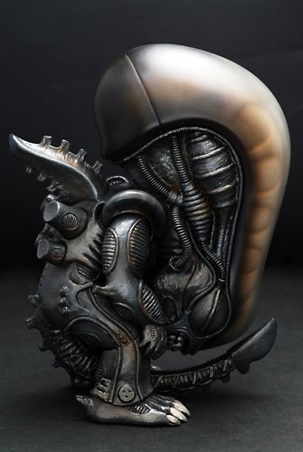 MMS Vinyl ALIEN Big Chap figure by James Khoo, produced by Hot Toys. Side view.