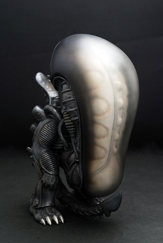 MMS Vinyl ALIEN Big Chap figure by James Khoo, produced by Hot Toys. Front view.