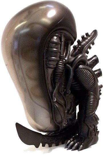 MMS Vinyl ALIEN Big Chap figure by James Khoo, produced by Hot Toys. Side view.
