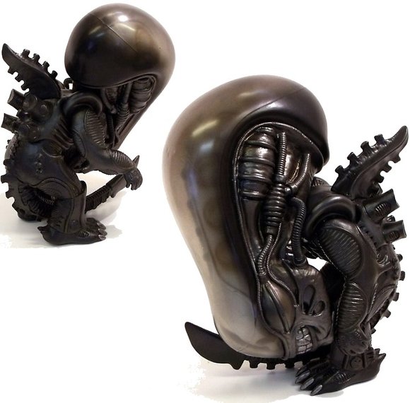 MMS Vinyl ALIEN Big Chap figure by James Khoo, produced by Hot Toys. Back view.