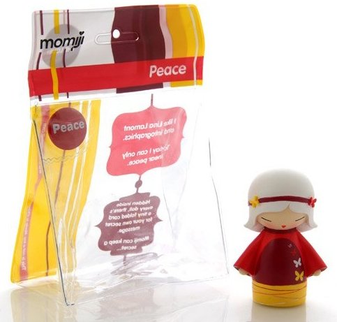 Peace figure by Luli Bunny, produced by Momiji. Packaging.