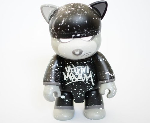 Mono MiniVandal Cat Qee figure by Urban Medium, produced by Toy2R. Front view.