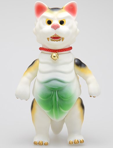 Mountain Cat Kaijyu Nyagos - White figure by Woo-Joe, produced by Renovatio. Front view.