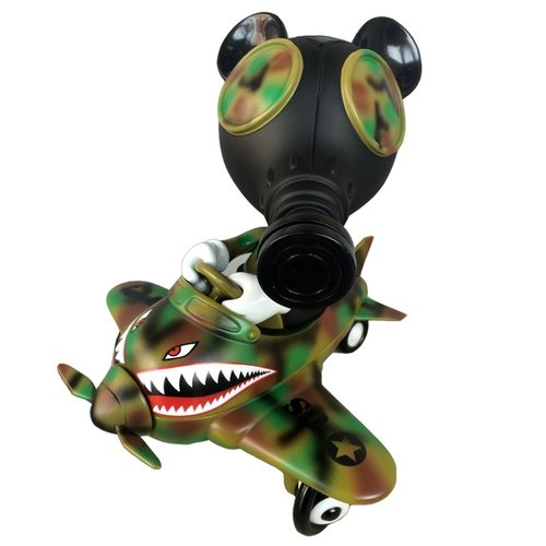 Mousemask Murphy in Airplane Camo figure by Ron English, produced by Blackbook Toy. Front view.
