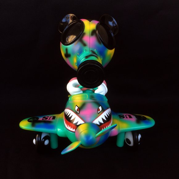 Mousemask Murphy in Airplane Psycho Camo figure by Ron English, produced by Blackbook Toy. Front view.