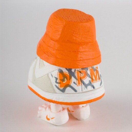 Mr Shoe - Maharishi orange figure by Michael Lau, produced by Crazysmiles. Back view.