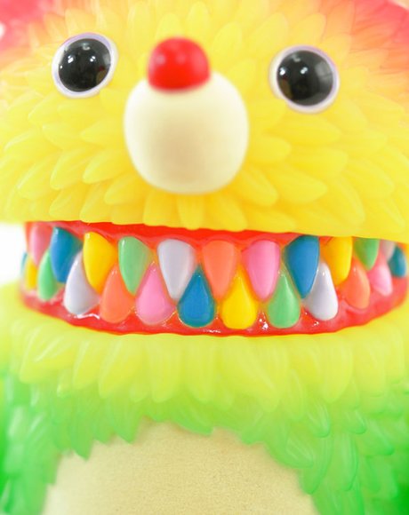 MUCKEY 7TH COLOR CRAYON RAINBOW figure by Hiroto Ohkubo, produced by Instinctoy. Detail view.