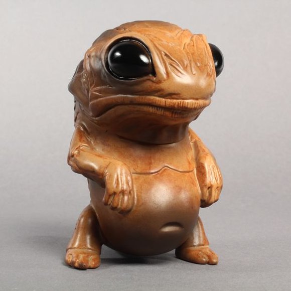 Mud Puddle Snybora figure by Chris Ryniak, produced by Squibbles Ink + Rotofugi. Front view.