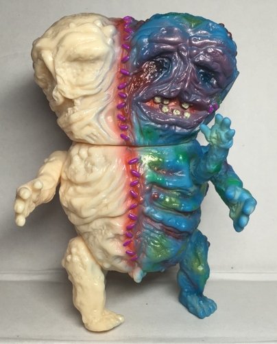 Mystery Cadaver (Cadaver Twins) figure by Splurrt. Front view.