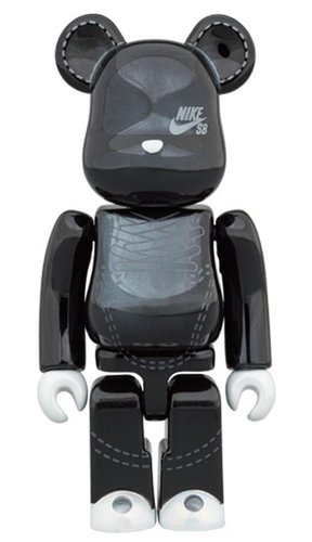 NIKE SB 2020 BLACK BE@RBRICK 100 % figure, produced by Medicom Toy. Front view.