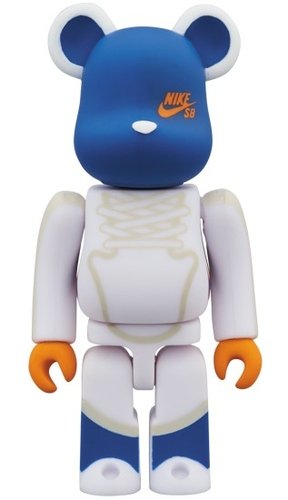 NIKE SB WHITE  BE@RBRICK 100% figure, produced by Medicom Toy. Front view.