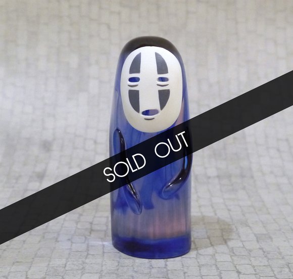No-Face (Kaonashi) - Smokey Blue figure by Sander Dinkgreve, produced by Flawtoys. Front view.