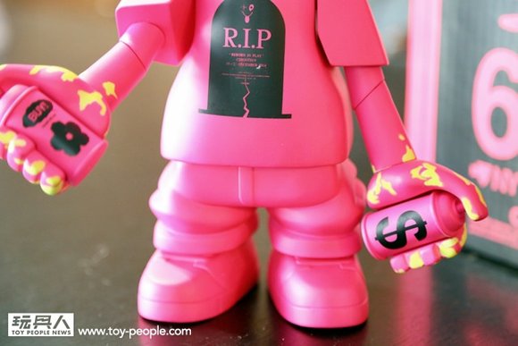 NY Fat - 6x2 R.I.P Pink figure by Michael Lau, produced by Crazysmiles. Detail view.