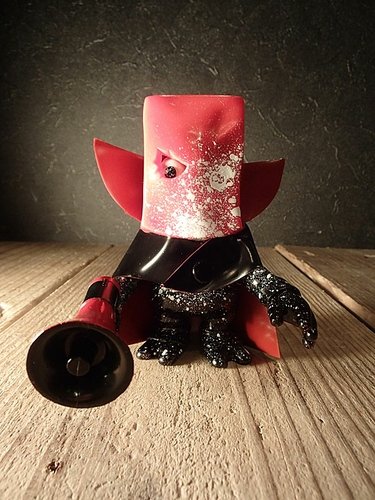 Ogon Skull BxBxB - Red figure by Balzac, produced by Secret Base. Front view.