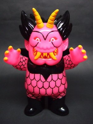 Ojo Rojo figure by Martin Ontiveros, produced by Gargamel. Front view.