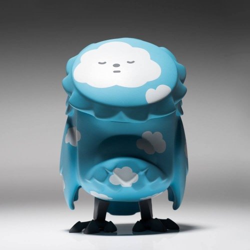 Cloudy Sky Omen figure by Coarse, produced by Coarsetoys X Fluffyhouse. Front view.