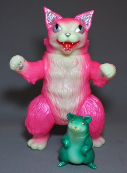 King Negora Pink GID figure by Mark Nagata, produced by Max Toy Co.. Front view.