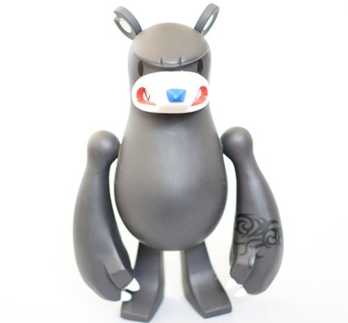 Original Knuckle Bear figure by Touma, produced by Toy2R. Front view.