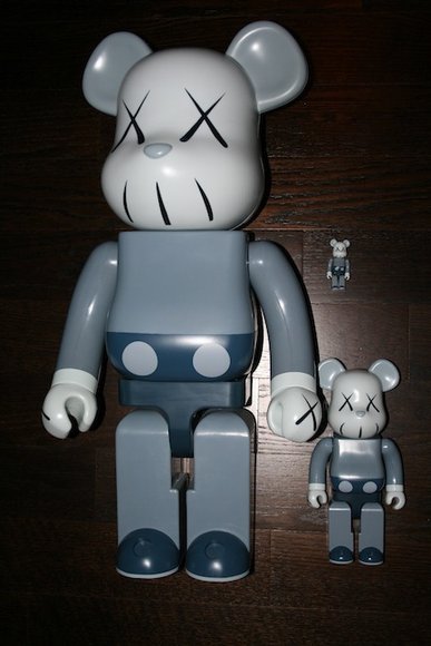 OriginalFake Bearbrick 400% figure by Kaws, produced by Medicom Toy. Front view.