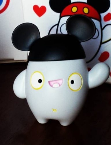 Oswald mini figure by Dolly Oblong. Front view.