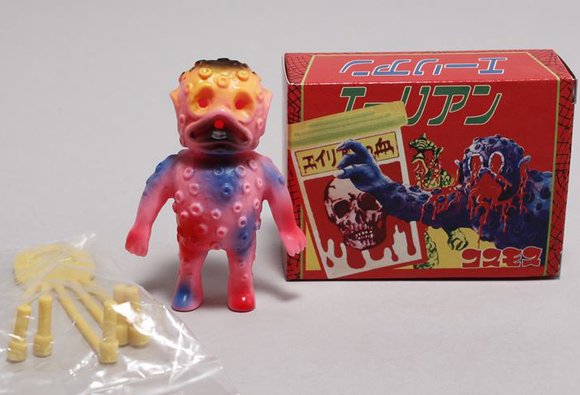 Cosmos Alien (Version A) – Mandarake Nakano exclusive figure by Cosmos Project, produced by Medicom Toy. Packaging.