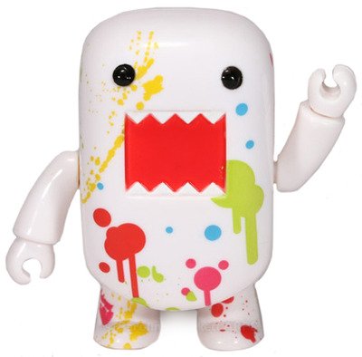 Paint Splatter Domo Qee figure by Dark Horse Comics, produced by Toy2R. Front view.