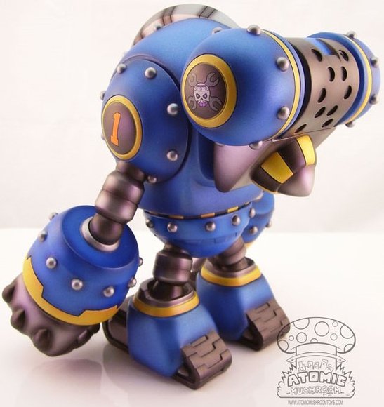 Panzer-Ace Cobalt Knight figure by Robert De Castro, produced by Atomic Mushroom. Side view.