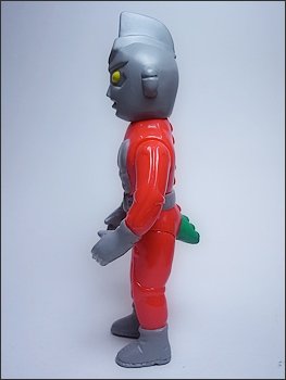 Thrashman (スラッシュマン) figure by Butanohana, produced by Gargamel. Side view.