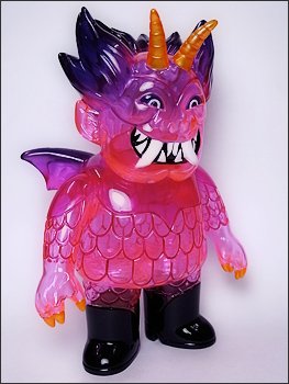 Ojo Rojo - Clear Pink figure by Martin Ontiveros, produced by Gargamel. Side view.
