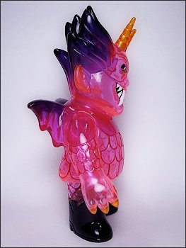 Ojo Rojo - Clear Pink figure by Martin Ontiveros, produced by Gargamel. Side view.