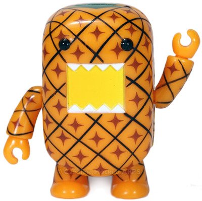 Pineapple Domo Qee figure by Dark Horse Comics, produced by Toy2R. Front view.
