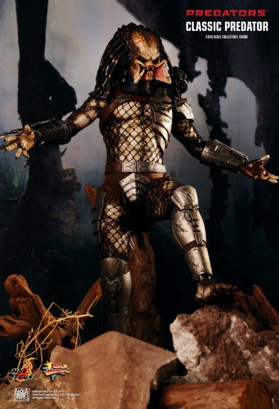 Predators - Classic Predator figure by Joseph Tsang, produced by Hot Toys. Front view.