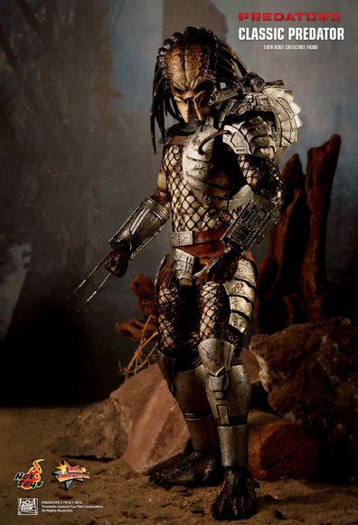 Predators - Classic Predator figure by Joseph Tsang, produced by Hot Toys. Front view.