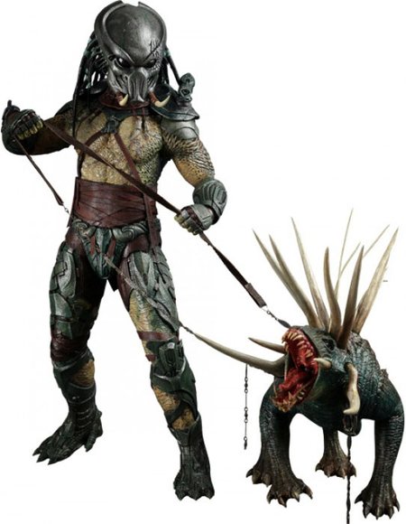 Predators - Tracker Predator figure, produced by Hot Toys. Front view.