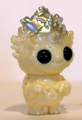 Puddlesproot figure by Chris Ryniak, produced by Tomenosuke + Circus Posterus. Front view.