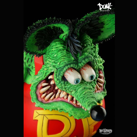 Rat Fink 8Ball sofubi figure by Ed Roth, produced by Dunk. Detail view.