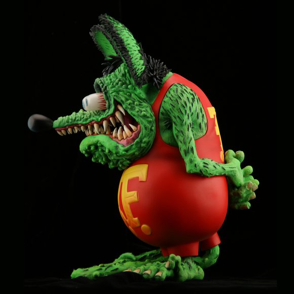 Rat Fink sofubi Standard edition figure by Ed Roth, produced by Dunk. Side view.