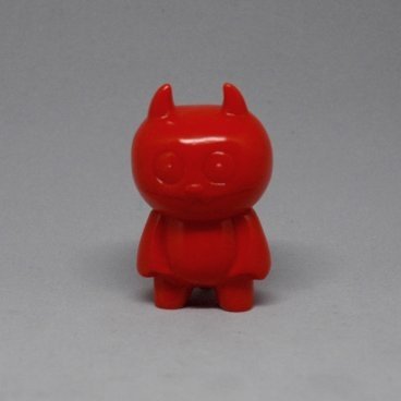 Red Batty figure by David Horvath, produced by Toy Art Gallery. Front view.