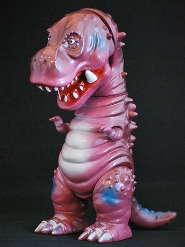 Red Tyranbo w/ White Eyes figure by Hiramoto Kaiju, produced by Cojica Toys. Front view.