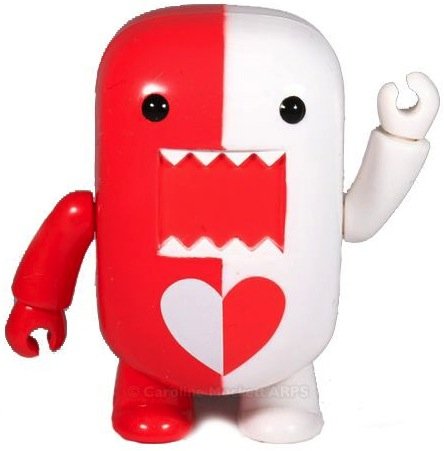 Red & White Heart Domo Qee figure by Dark Horse Comics, produced by Toy2R. Front view.
