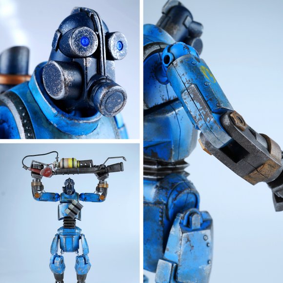 ROBOT PYRO BLUE figure by Ashley Wood, produced by Threea X