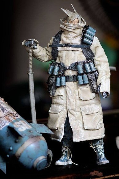 Ronin Snowblind figure by Ashley Wood, produced by Threea. Front view.