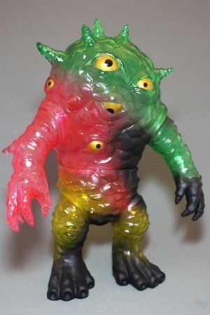 “RRR” (Roots, Rock, Reggae) Kaiju Eyezon figure by Mark Nagata, produced by Max Toy Co.. Front view.