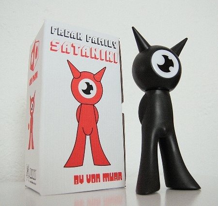 Sataniki figure by Vonmurr (Maurycy Gomulicki), produced by Alimaña Toys. Front view.