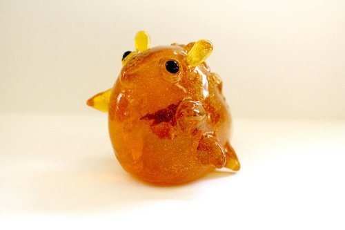 Sea Banana - Trapped Amber figure by Sawdust Bear. Front view.