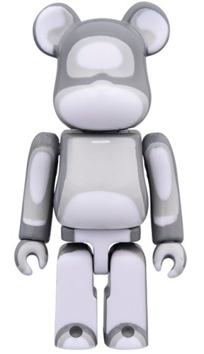 shadow - under BE＠RBRICK 100% figure, produced by Medicom Toy. Front view.