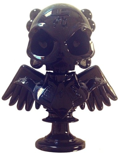 Shiny Black Skullhead Bust figure by Huck Gee. Front view.