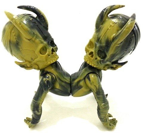 Siamese SkullHevi figure by Pushead, produced by Secret Base. Front view.