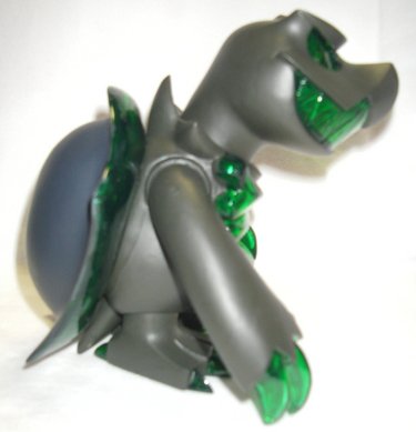 Skuttle - Dark Emerald figure by Touma, produced by Toumart. Side view.