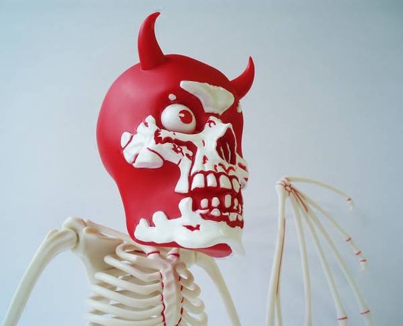 Skull Bat - VCD Special No.49 - RED figure by Balzac, produced by Medicom Toy. Detail view.